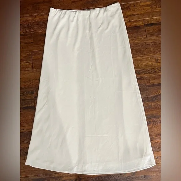 ABERCROMBIE AND FITCH - 2 Layer Flowy Maxi Skirt in Very Light Pink - Picture 3 of 7